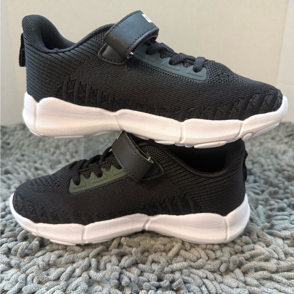 NWOT Black White Sz 1 Kids Sneakers - Picture 6 of 7